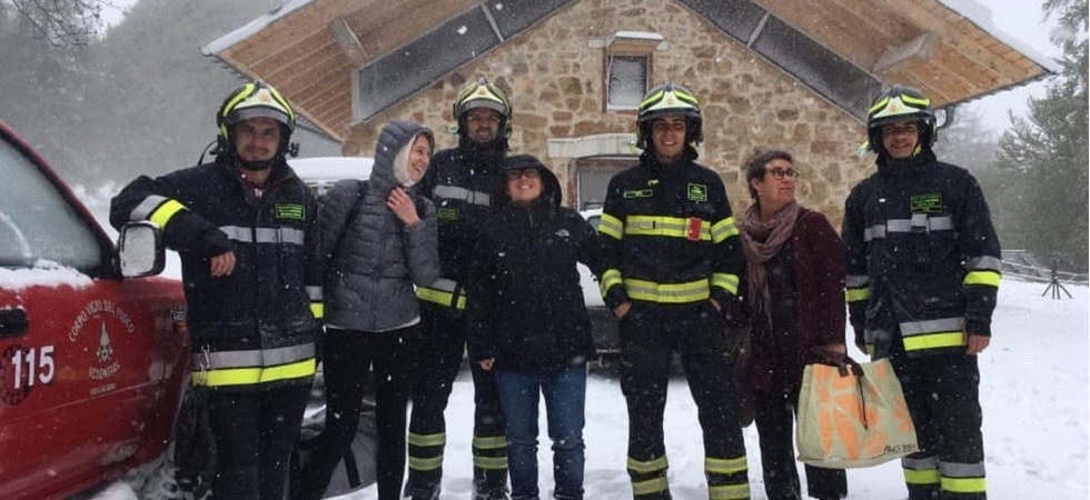 Neve, vento e freddo, le tre ragazze che gestiscono malga Cimana evacuate dai vigili del fuoco